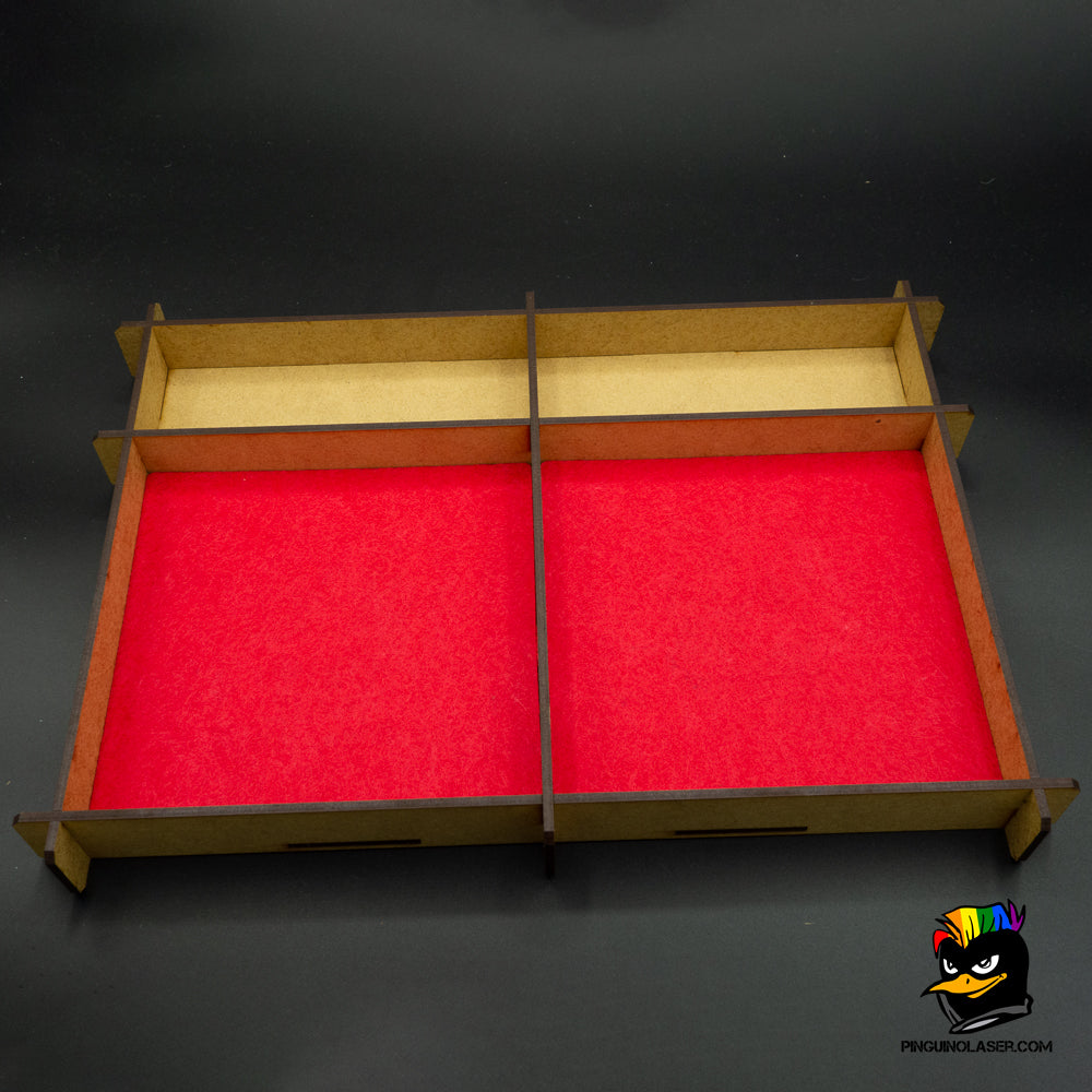 Bandeja tiradados doble de madera con interior de fieltro. Ambos lados tienen el cajón arriba para dejar los dados mientras no se están usando.