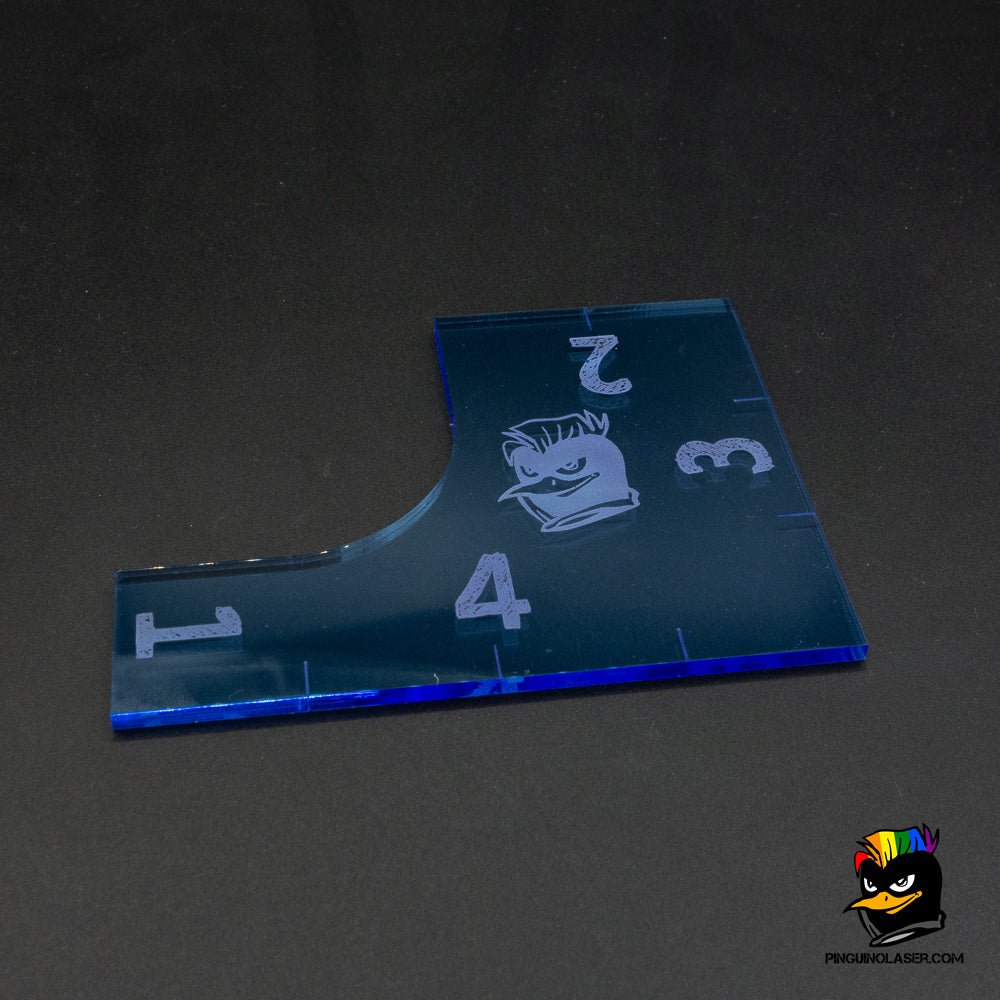 Foto de regla multifunción en metacrilato con números del 1 al 4 grabados. Además tiene el logo de la tienda en el centro.