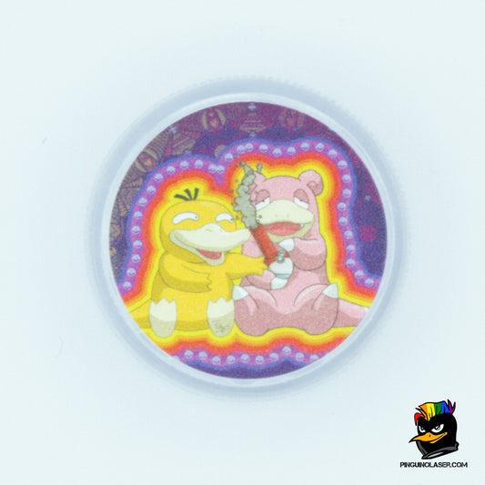 Tapa de grinder impresa con imagen de pokemon: psyduck y slowpow están sentados uno al lado del otro compartiendo una pipa.