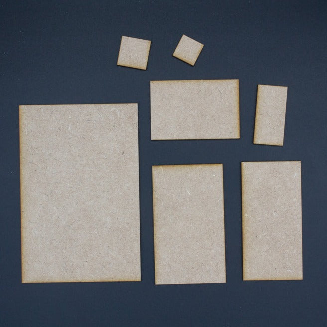 Foto de conjunto peanas de madera rectangulares y cuadradas  de varios tamaños