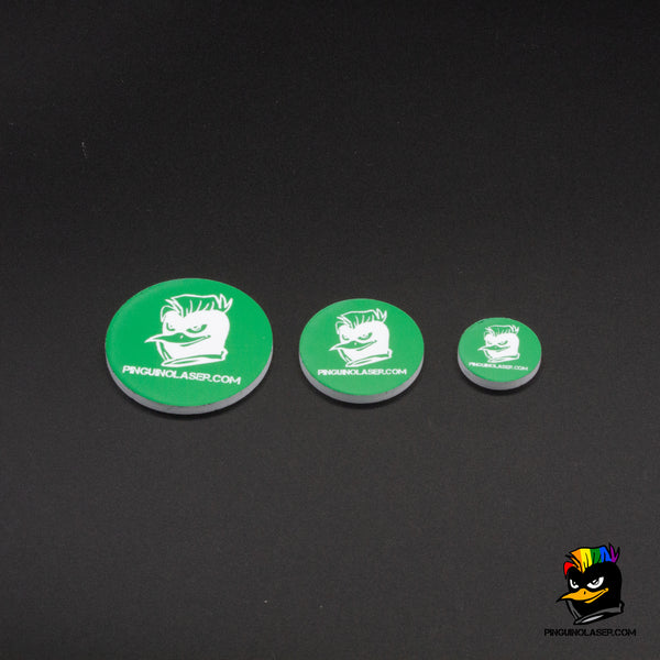 Foto conjunto marcadores de metacrilato verde con grabados a laser en blanco con el logotipo de la marca pingüino laser