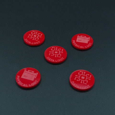 Foto de conjunto de cinco marcadores rojos. Hay tres de data loot que llevan dibujo de chip y dos de physical loot que llevan el dibujo de un maletín.
