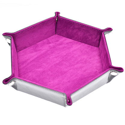 Bandeja tiradados hexagonal grande con el interior en terciopelo morado. No está grabada.