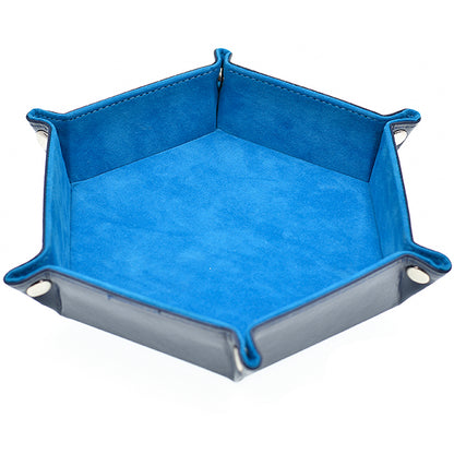 Bandeja tiradados hexagonal grande con el interior en terciopelo azul zafiro. No está grabada.