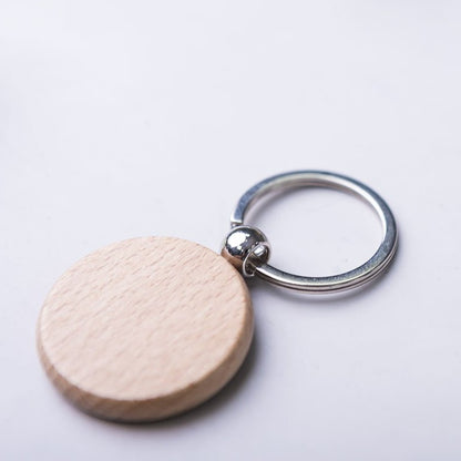 Imagen de llavero circular de madera natural. 