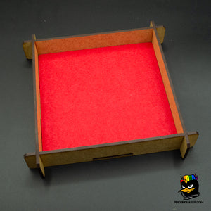 Foto de bandeja de madera tiradados con interior de fieltro rojo.