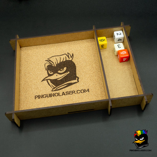 Bandeja tiradados de madera con interior de corcho con el logotipo de Pingüino Láser. La bandeja que aparece en la imagen tiene un cajón en la parte derecha para poner los dados mientras no se estén usando.