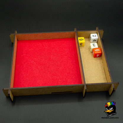 Bandeja tiradados de madera con interior de fieltro rojo. La bandeja que aparece en la imagen tiene un cajón en la parte derecha para poner los dados mientras no se estén usando.