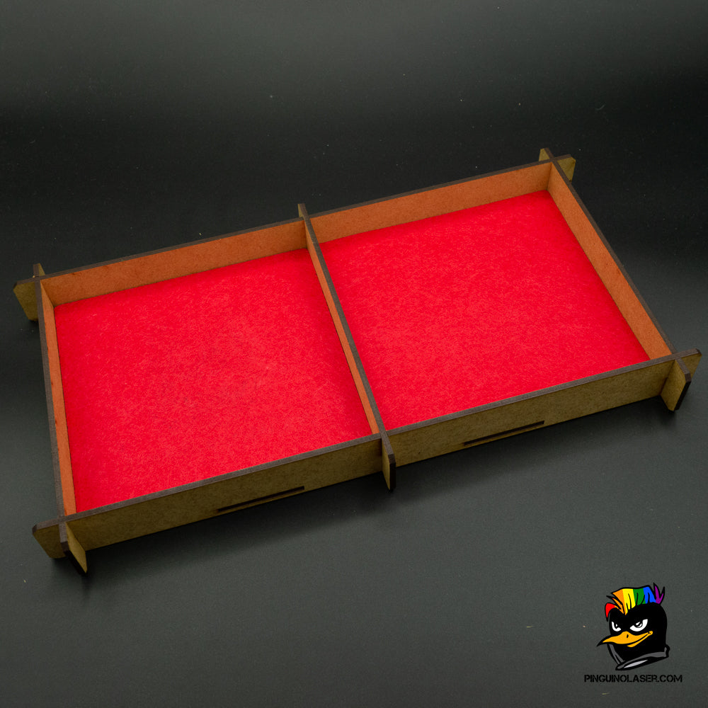 Bandeja doble de madera con interior de fieltro rojo. 