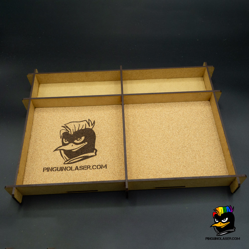 Bandeja tiradados doble de madera con interior de corcho. Ambos lados tienen el cajón arriba para dejar los dados mientras no se están usando.