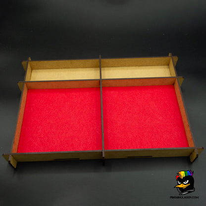 Bandeja tiradados doble de madera con interior de fieltro. Ambos lados tienen el cajón arriba para dejar los dados mientras no se están usando.