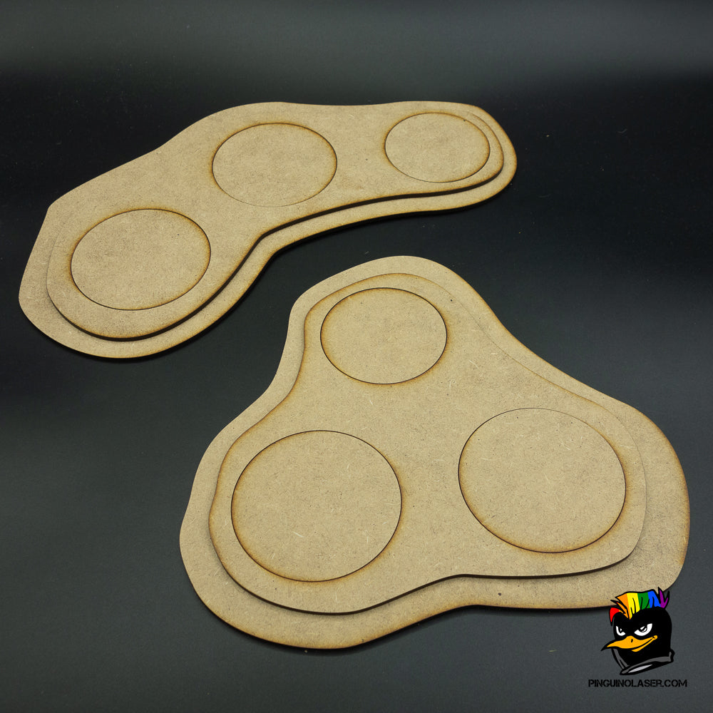 La foto muestra dos conjuntos de tres peanas para árboles en escenografía de wargames. En una de ellas los árboles estarán en una hilera y en la otra formando un triángulo.