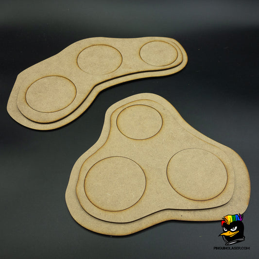 La foto muestra dos conjuntos de tres peanas para árboles en escenografía de wargames. En una de ellas los árboles estarán en una hilera y en la otra formando un triángulo.