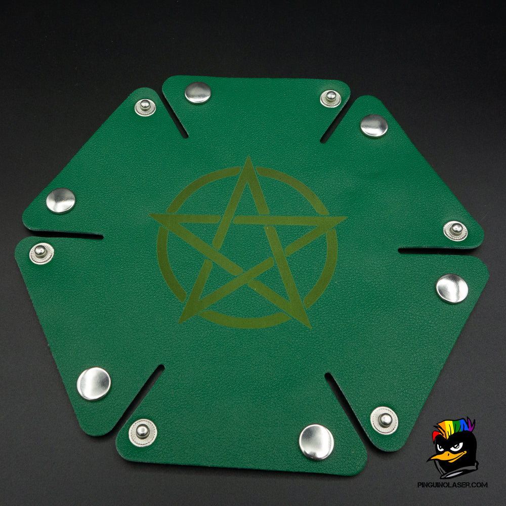 Bandeja hexagonal pequeña color verde. Tiene un estrella grabada. El grabado en esta bandeja queda de un color dorado.