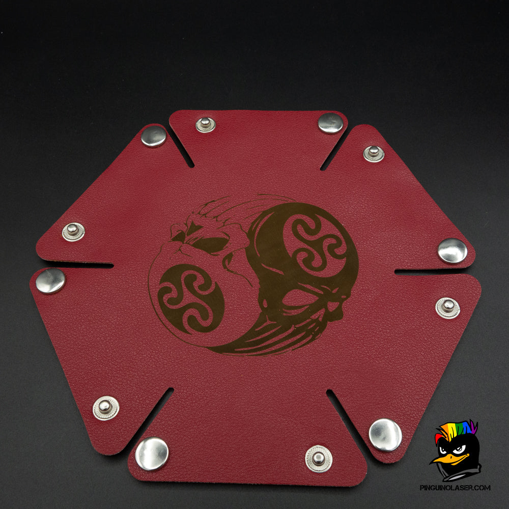 Bandeja hexagonal pequeña color granate. Grabado de calavera tribal.