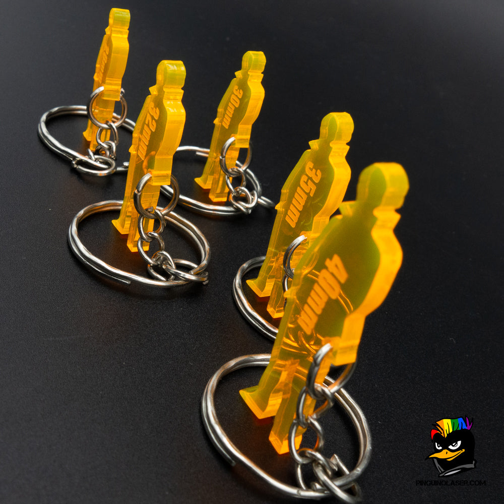 Foto conjunto desde ángulo de llaveros de escala en metacrilato