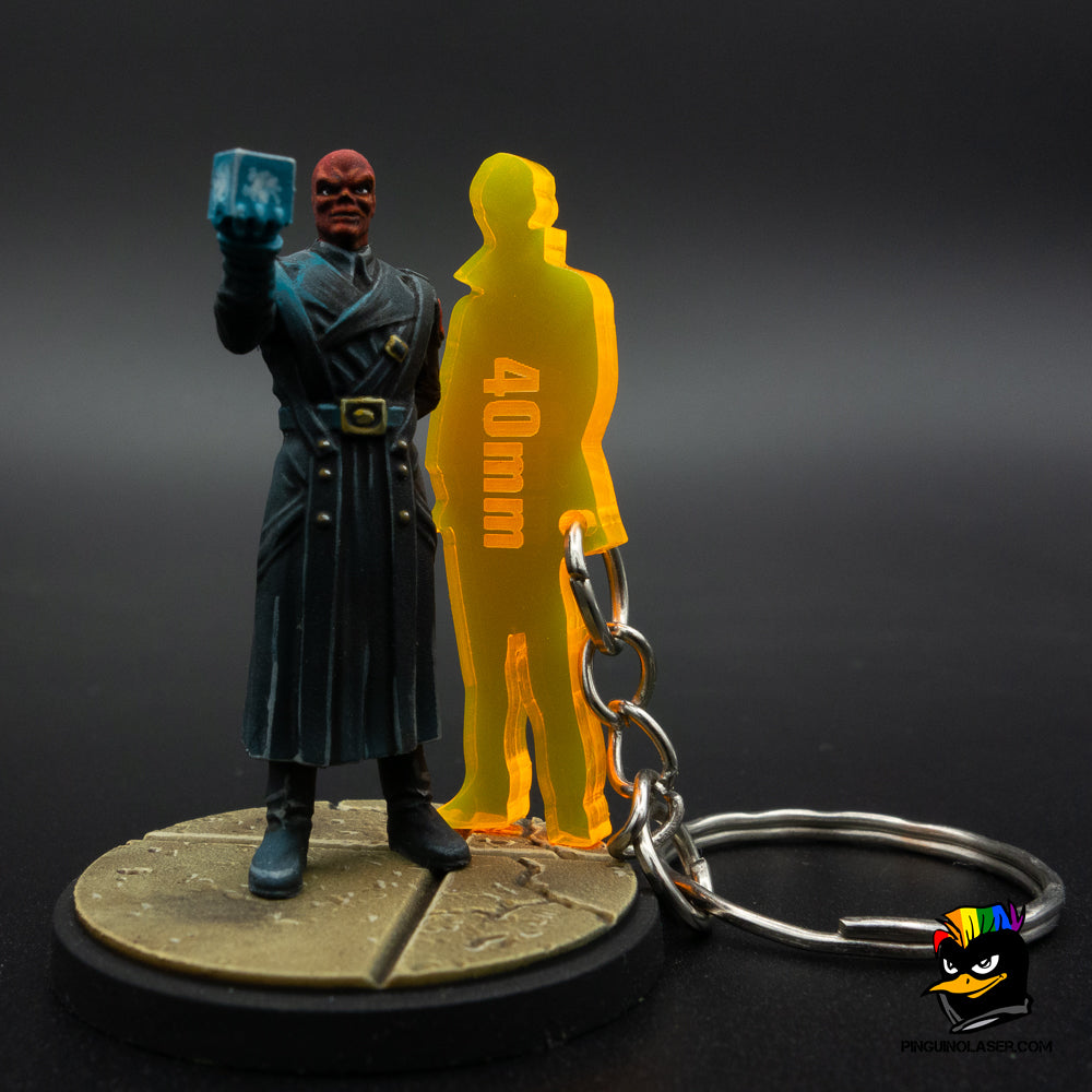 Foto llavero de escala de miniatura de 40mm con la miniatura de Casco Rojo del Marvel Crisis Protocol como ejemplo.