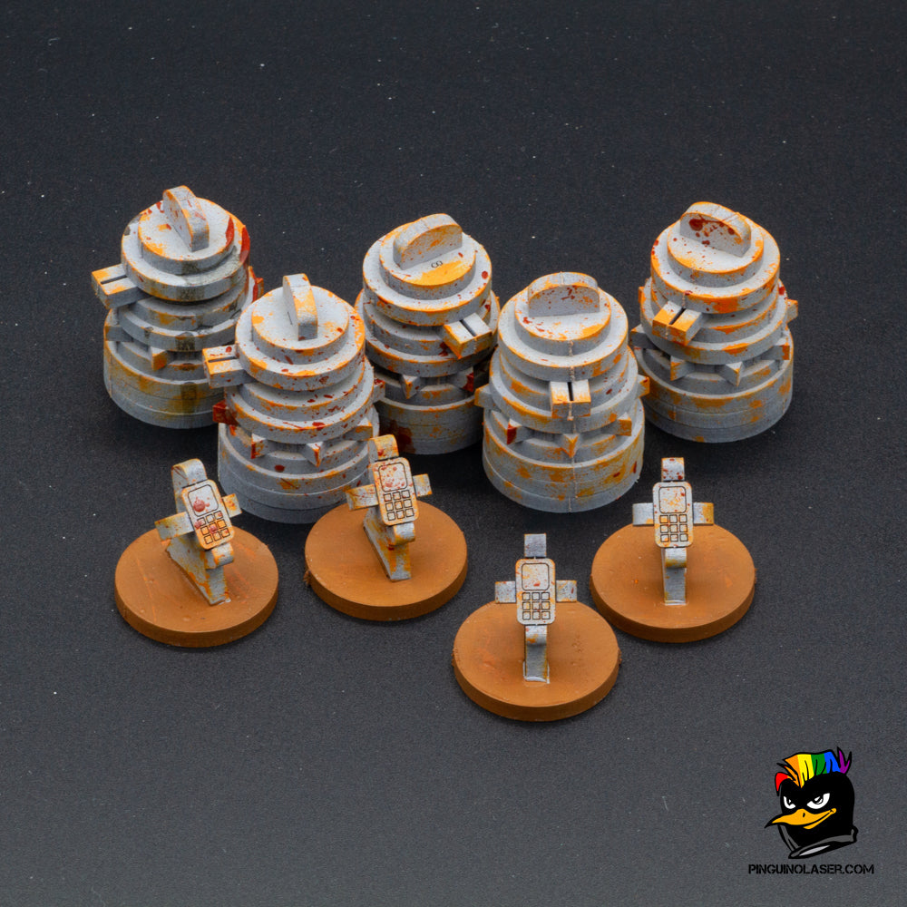 Foto de conjunto de torretas y paneles de control. Hechas en madera de DM, los paneles de control se asemejan a móviles puesto en un soporte y las torretas tienen detalle de cañones apuntando al frente.