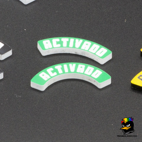 Dos tokens con el texto "activado" en la tipología de Punkapocalyptic. El de arriba es para peanas de 40mm y el de abajo para peanas de 25 mm. Ambos de 3mm, en color verde con letras en blanco.