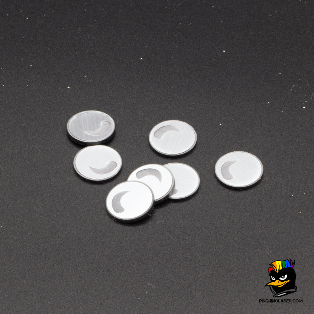 Foto conjunto de los marcadores de perla. Hechos en metacrilato plateado con grabado de brillos en negro. Las perlas son redondas.