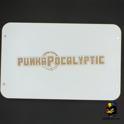 Foto de la tapa de la bandeja blanca porta tokens Punkapocalyptic con el grabado del nombre "Punkapocalyptic" en láser.
