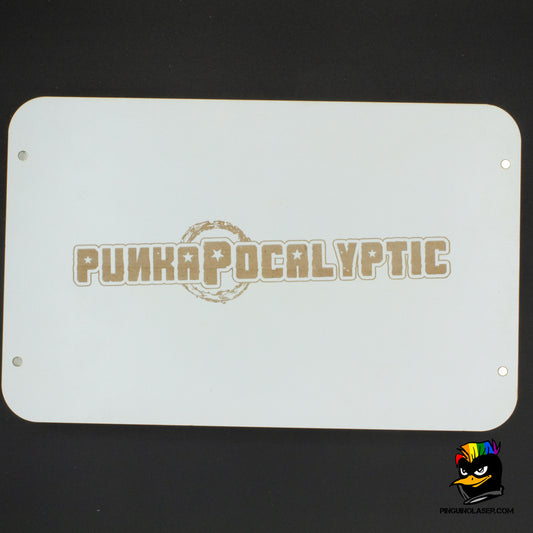 Foto de la tapa de la bandeja blanca porta tokens Punkapocalyptic con el grabado del nombre "Punkapocalyptic" en láser.