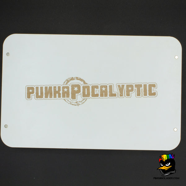 Foto de la tapa de la bandeja blanca porta tokens Punkapocalyptic con el grabado del nombre "Punkapocalyptic" en láser.