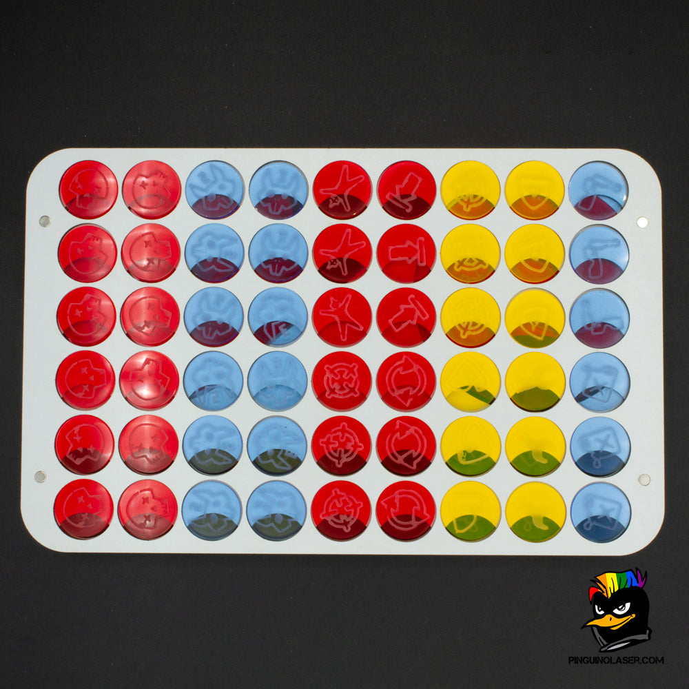 Foto del segundo piso de la bandeja blanca Punkapocalyptic con los 54 tokens que se pueden llevar dentro. Entre ellos están: marcadores de abatido, martinejos, acciones básicas, mutardos, catapum y gasolina.