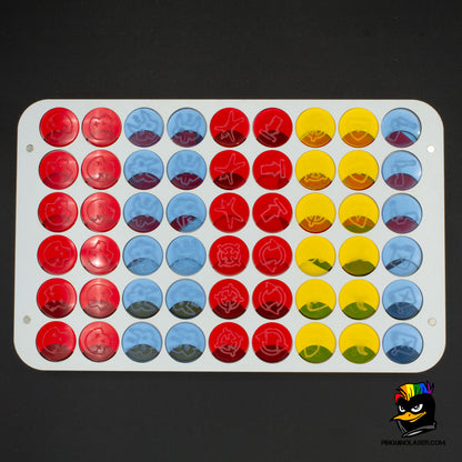 Foto del segundo piso de la bandeja blanca Punkapocalyptic con los 54 tokens que se pueden llevar dentro. Entre ellos están: marcadores de abatido, martinejos, acciones básicas, mutardos, catapum y gasolina.