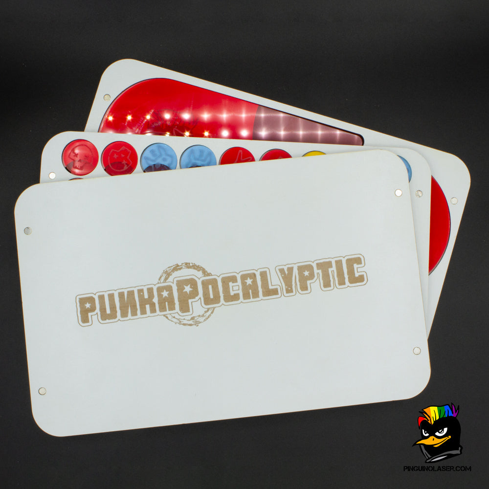 Foto de la bandeja blanca porta tokens Punkapocalyptic, abierta mostrando los tres pisos con tokens dentro para probar la funcionalidad. En la tapa se ve el grabado en láser del nombre Punkapocalyptic. Bandeja imantada para mayor comodidad.