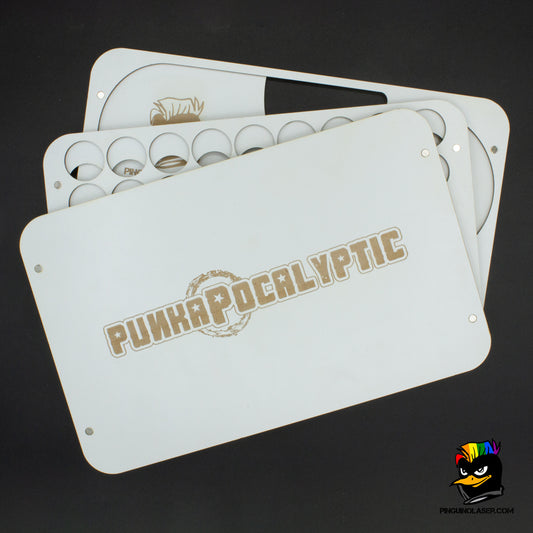 Foto de la bandeja blanca porta tokens Punkapocalyptic, abierta mostrando los tres pisos. En la tapa se ve el grabado en láser del nombre Punkapocalyptic. Bandeja imantada para mayor comodidad.