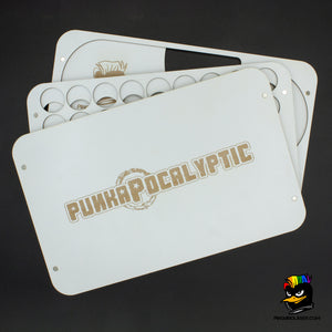 Foto de la bandeja blanca porta tokens Punkapocalyptic, abierta mostrando los tres pisos. En la tapa se ve el grabado en láser del nombre Punkapocalyptic. Bandeja imantada para mayor comodidad.