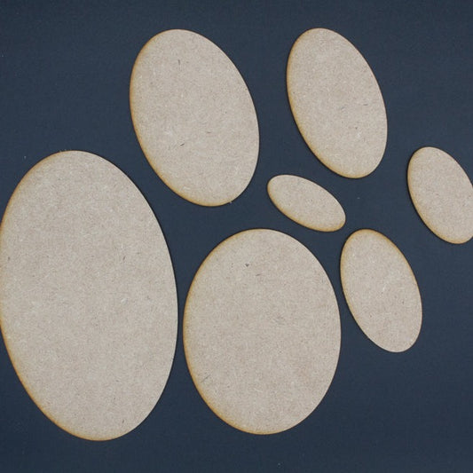 Foto de conjunto peanas de madera ovaladas de diferentes tamaños