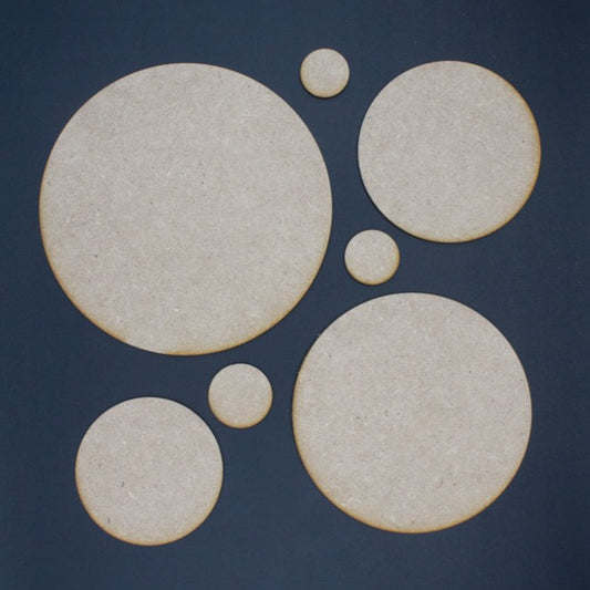 Foto de conjunto peanas de madera redondas de varios tamaños.