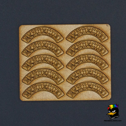 Placa de madera DM con 10 marcadores de "bendecido" con grabado láser. Los marcadores se adaptan a la circunferencia de la peana