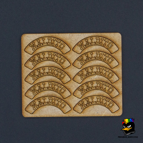 Placa de madera DM con 10 marcadores de "maldito" con grabado láser. Los marcadores se adaptan a la circunferencia de la peana