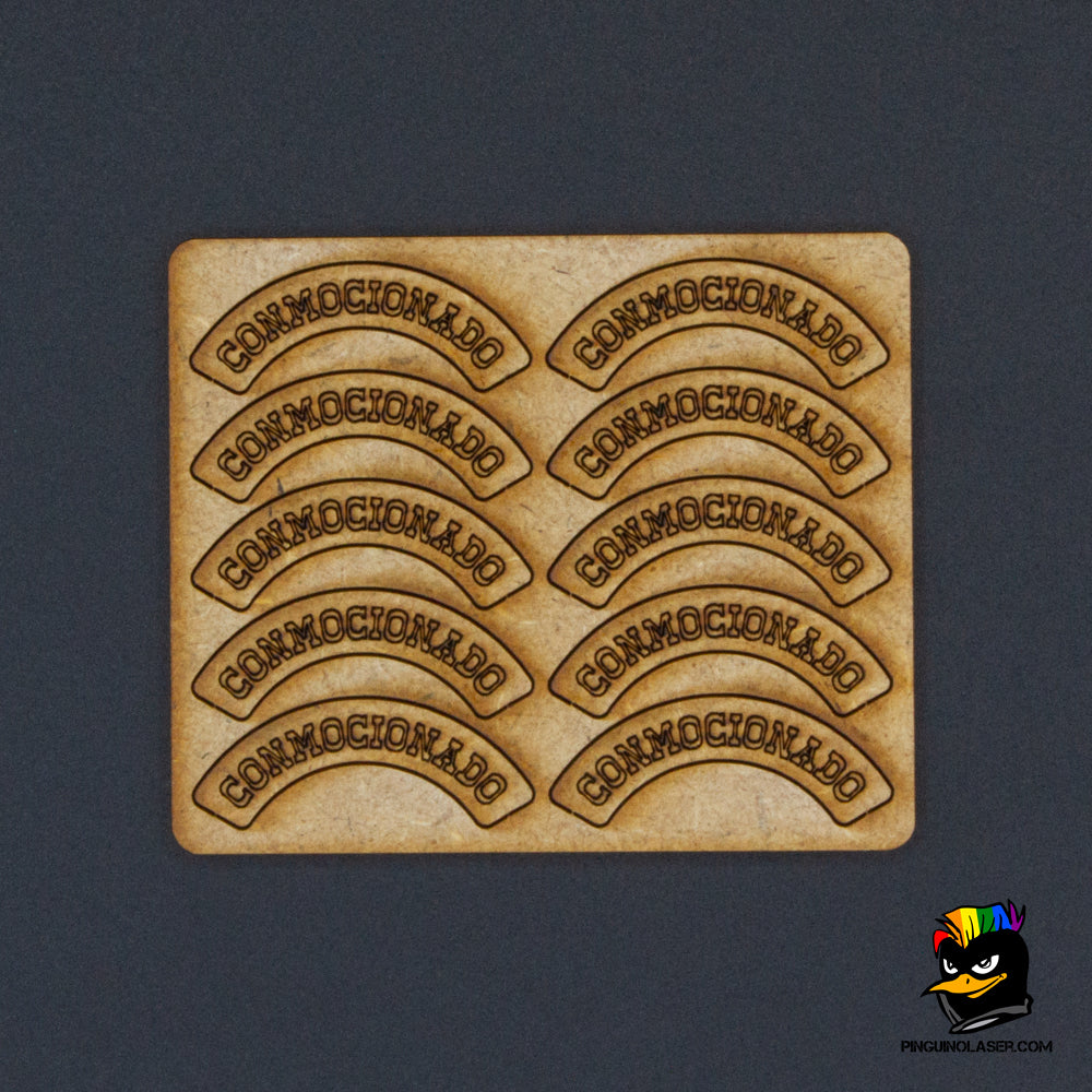 Placa de madera DM con 10 marcadores de "conmocionado" con grabado láser. Los marcadores se adaptan a la circunferencia de la peana