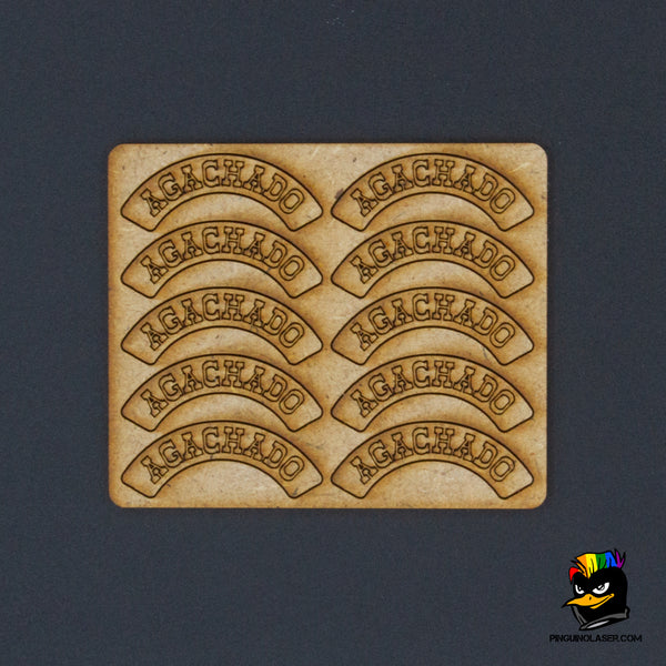 Placa de madera DM con 10 marcadores de "agachado" con grabado láser. Los marcadores se adaptan a la circunferencia de la peana