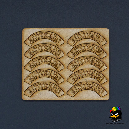 Placa de madera DM con 10 marcadores de "activado" con grabado láser. Los marcadores se adaptan a la circunferencia de la peana