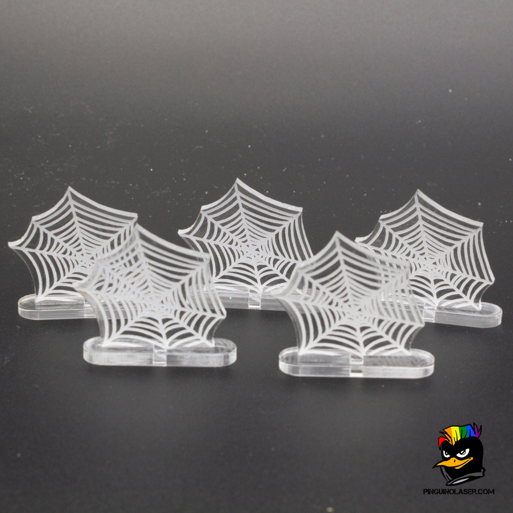 Foto conjunto de cinco marcadores de telaraña. Fabricados en metacrilato transparente con la telaraña grabada a láser. Base de metacrilato transparente.