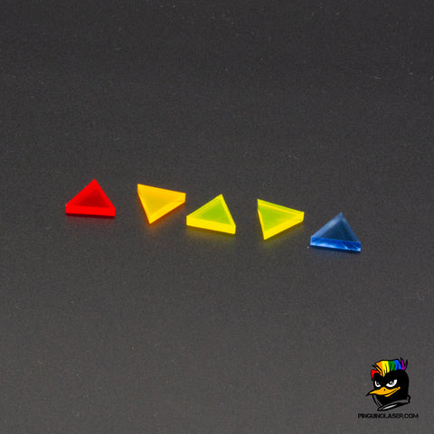 Foto de conjunto de marcadores de metacrilato en forma de triángulos, en distintos colores: rojo, naranja, amarillo , verde y azul.