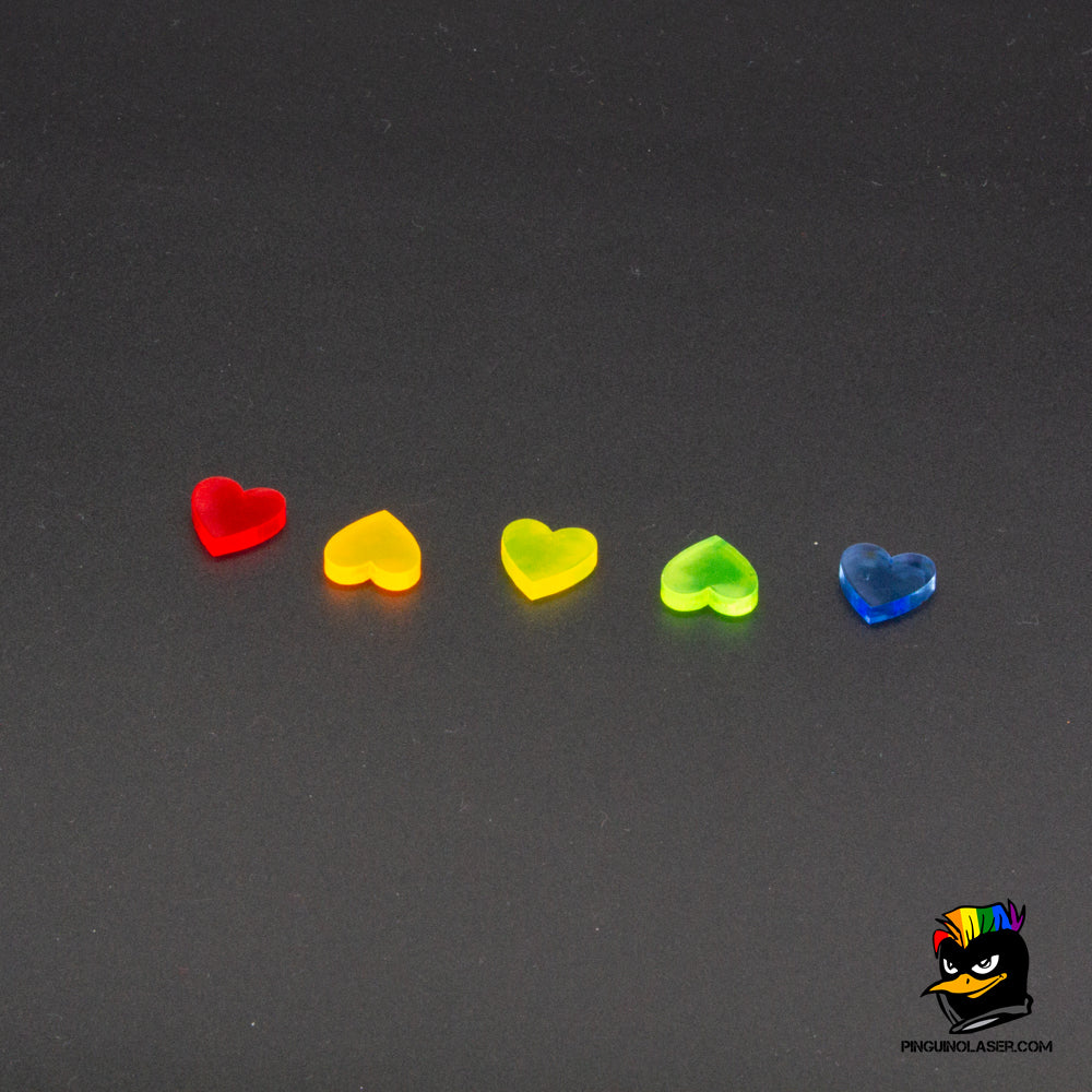 Foto de conjunto de cinco corazones en metacrilato, cada uno de un color: rojo, naranja, amarillo, verde y azul.