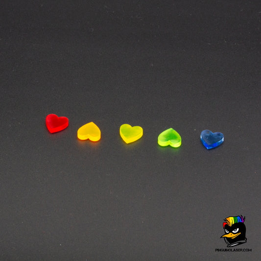 Foto de conjunto de cinco corazones en metacrilato, cada uno de un color: rojo, naranja, amarillo, verde y azul.
