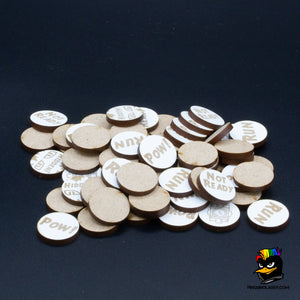 Foto de conjunto de un puñado de tokens y marcadores de Pulp Alley en madera blanca con grabado láser. Se aprecia que los tokens en la parte inferior son color madera.