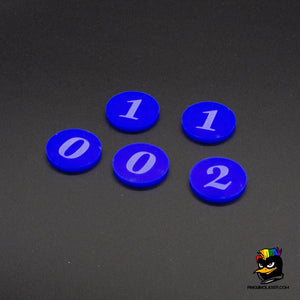 Foto de conjunto de  5 marcadores de objetivo de Kings of War de color azul sólido. Están grabados en láser con los números 1, 2 y 0