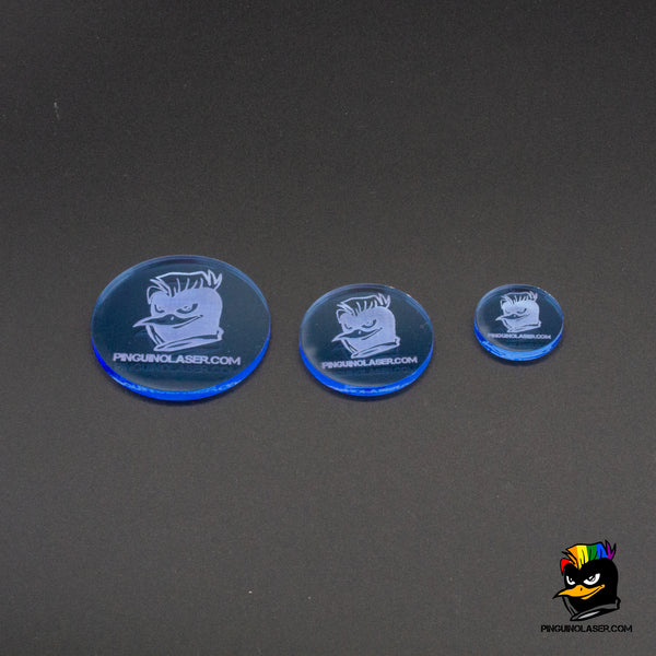Foto conjunto marcadores de metacrilato azul grabados a laser con el logotipo de la marca pingüino laser