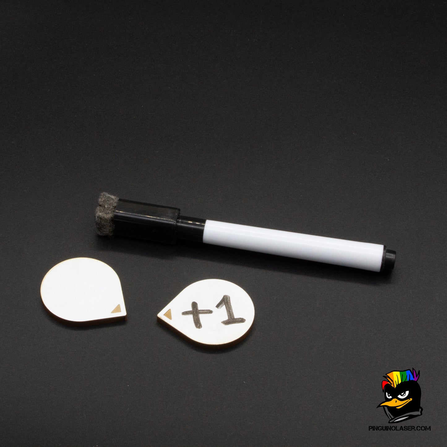 Foto de dos marcadores borrables y un rotulador. En uno de ellos está escrito un +1.