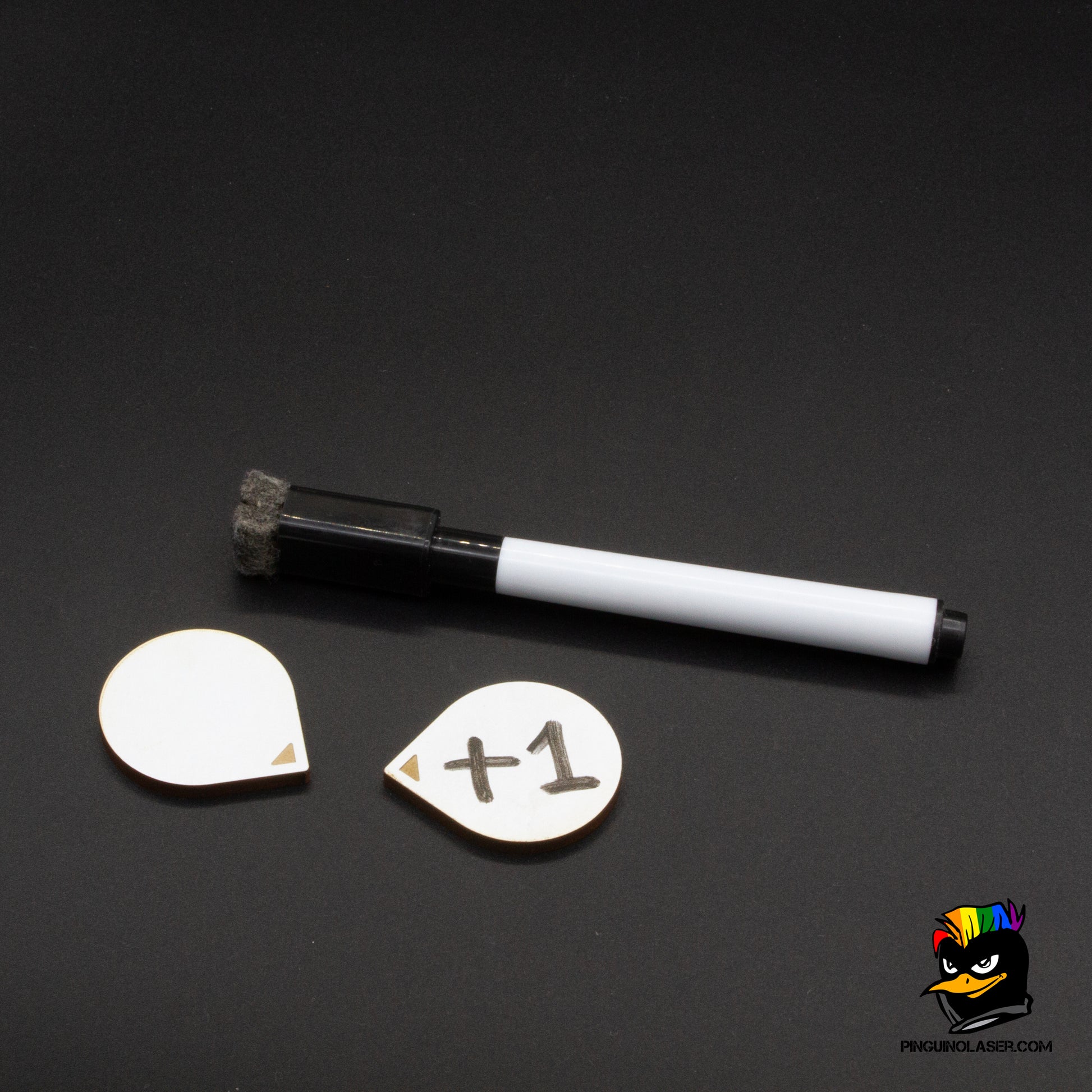 Foto de dos marcadores borrables y un rotulador. En uno de ellos está escrito un +1.