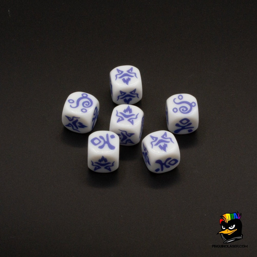 Foto de conjunto de seis dados blancos con símbolos mágicos en color azul. 