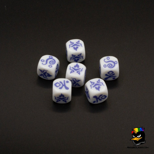 Foto de conjunto de seis dados blancos con símbolos mágicos en color azul. 